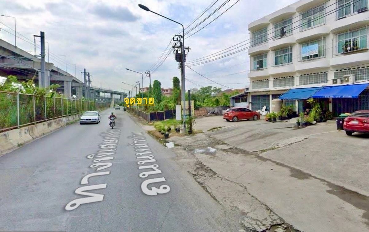 For SaleLandPinklao, Charansanitwong : Ratchaphruek Land for sale, Soi 28, with Central Wilwil, 145 sq.wah, Ratchaphruek-Boromarachonnani location  The land on the road on 2 sides is on the train road. And the other side is shady