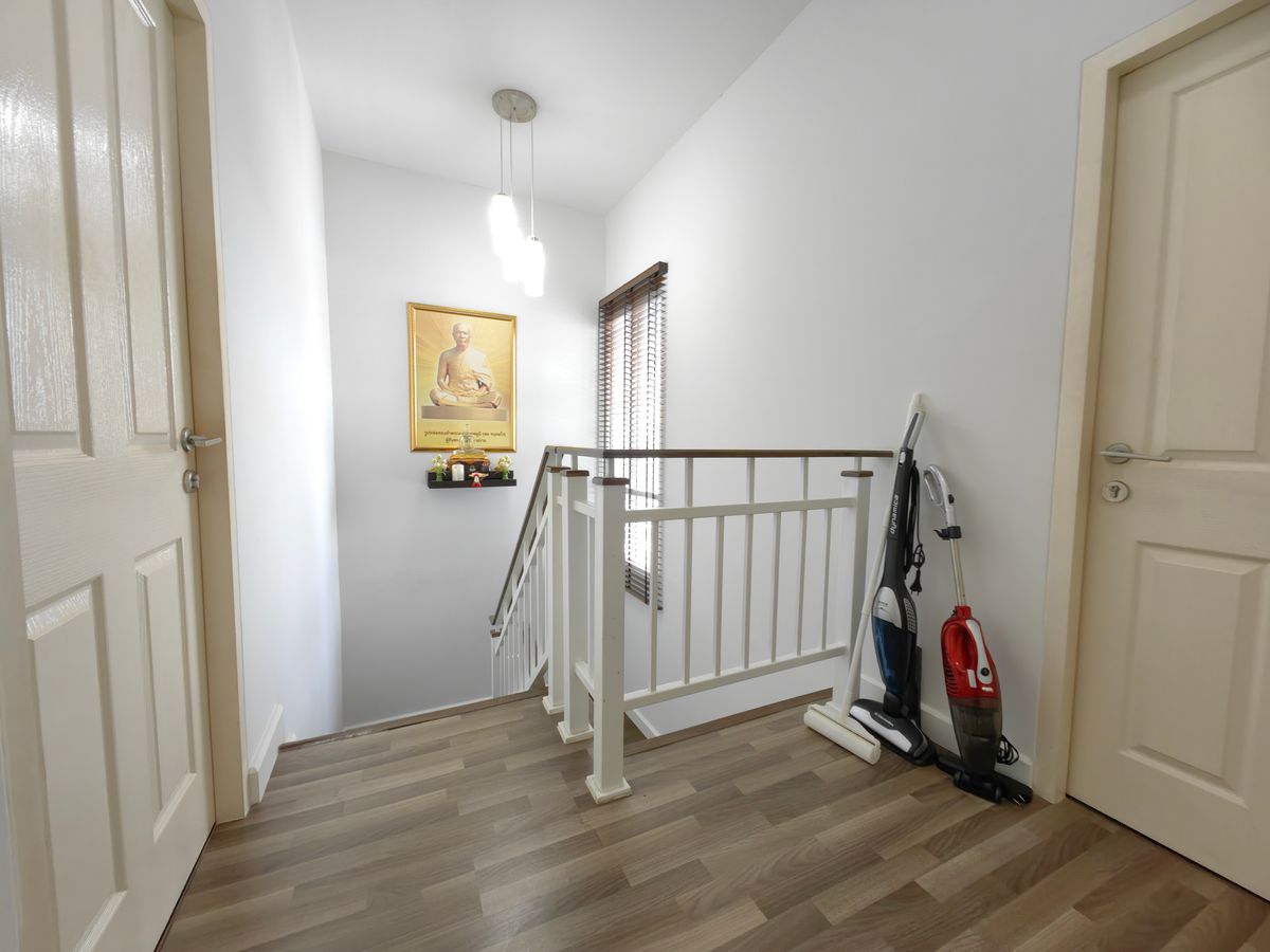 ขายบ้านนวมินทร์ รามอินทรา : บ้านแฝด 2 ชั้น อิคอนเนเจอร์ รามอินทรา 109 ใกล้ถนนรามอินทรา ใกล้รถไฟฟ้าสายสีชมพู แถมเฟอร์พร้อมเข้าอยู่ได้เลย ถูกสุดในโครงการ