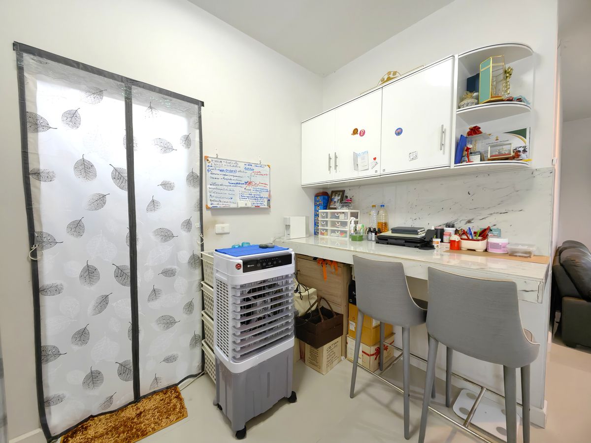 ขายบ้านนวมินทร์ รามอินทรา : บ้านแฝด 2 ชั้น อิคอนเนเจอร์ รามอินทรา 109 ใกล้ถนนรามอินทรา ใกล้รถไฟฟ้าสายสีชมพู แถมเฟอร์พร้อมเข้าอยู่ได้เลย ถูกสุดในโครงการ