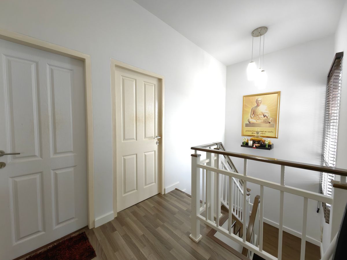 ขายบ้านนวมินทร์ รามอินทรา : บ้านแฝด 2 ชั้น อิคอนเนเจอร์ รามอินทรา 109 ใกล้ถนนรามอินทรา ใกล้รถไฟฟ้าสายสีชมพู แถมเฟอร์พร้อมเข้าอยู่ได้เลย ถูกสุดในโครงการ