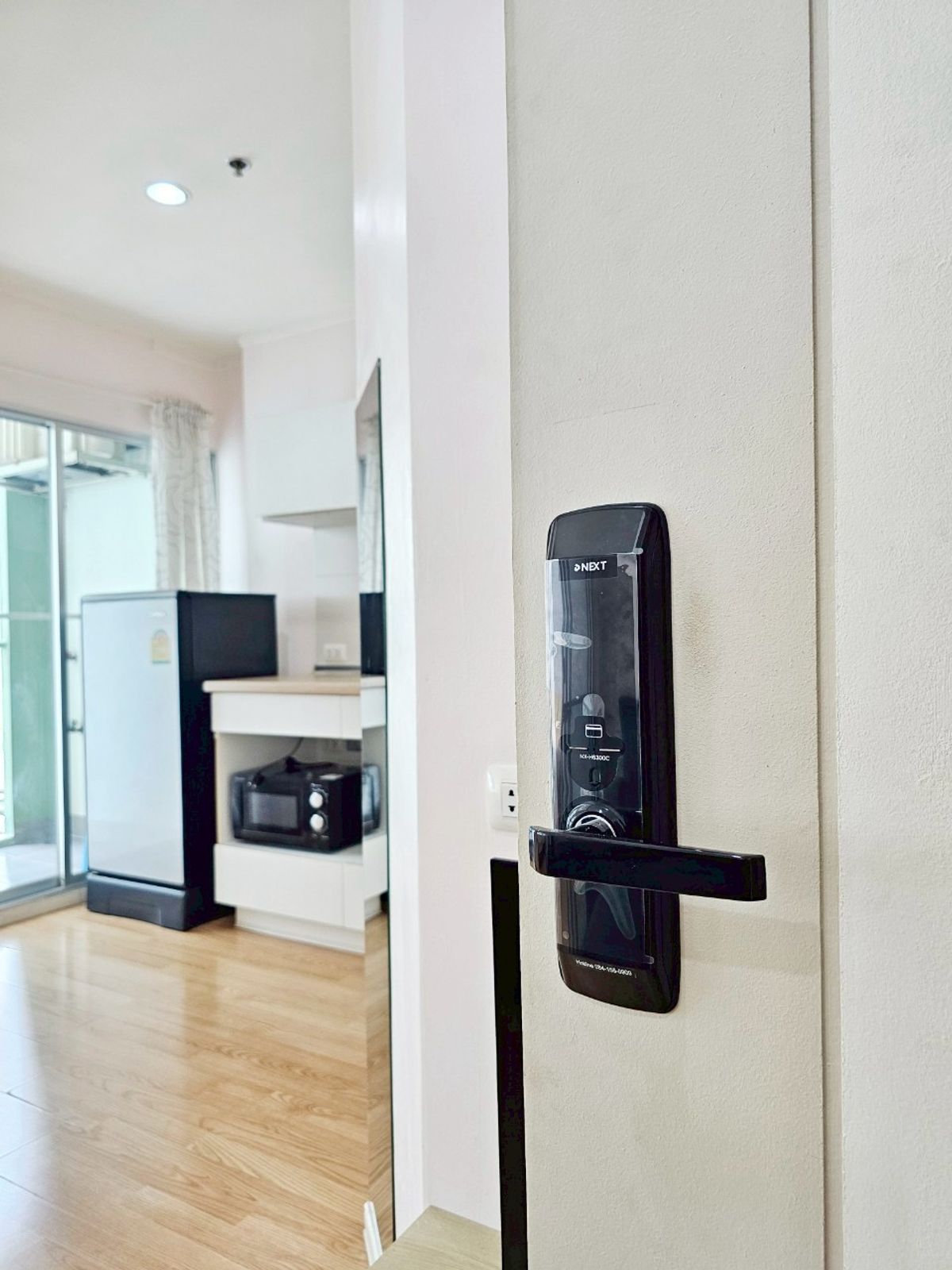 ขายคอนโดบางนา แบริ่ง ลาซาล : 📌📌📌ห้องพร้อมอยู่ ใกล้เมกะบางนา มี Digital Door Lock เพิ่มความปลอดภัยเต็มร้อย💯