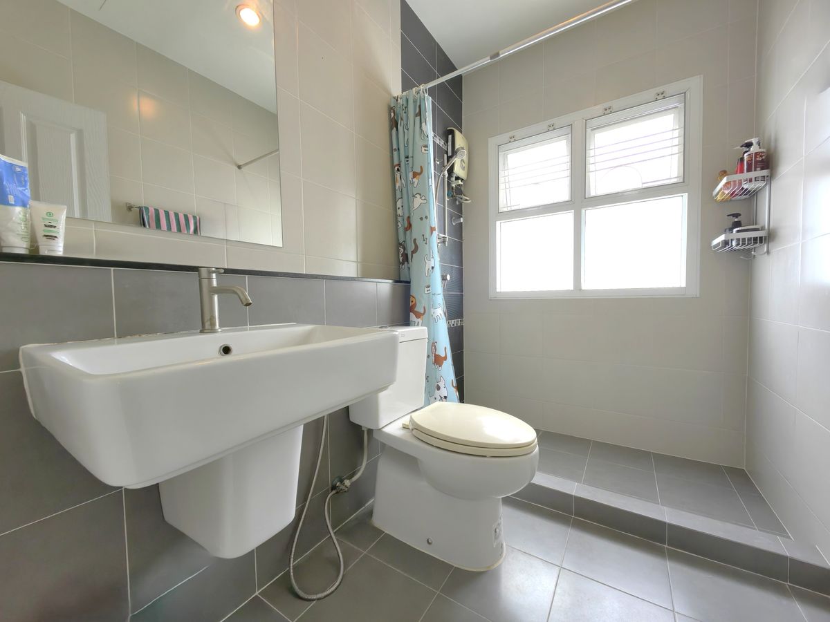 ขายบ้านนวมินทร์ รามอินทรา : บ้านแฝด 2 ชั้น อิคอนเนเจอร์ รามอินทรา 109 ใกล้ถนนรามอินทรา ใกล้รถไฟฟ้าสายสีชมพู แถมเฟอร์พร้อมเข้าอยู่ได้เลย ถูกสุดในโครงการ