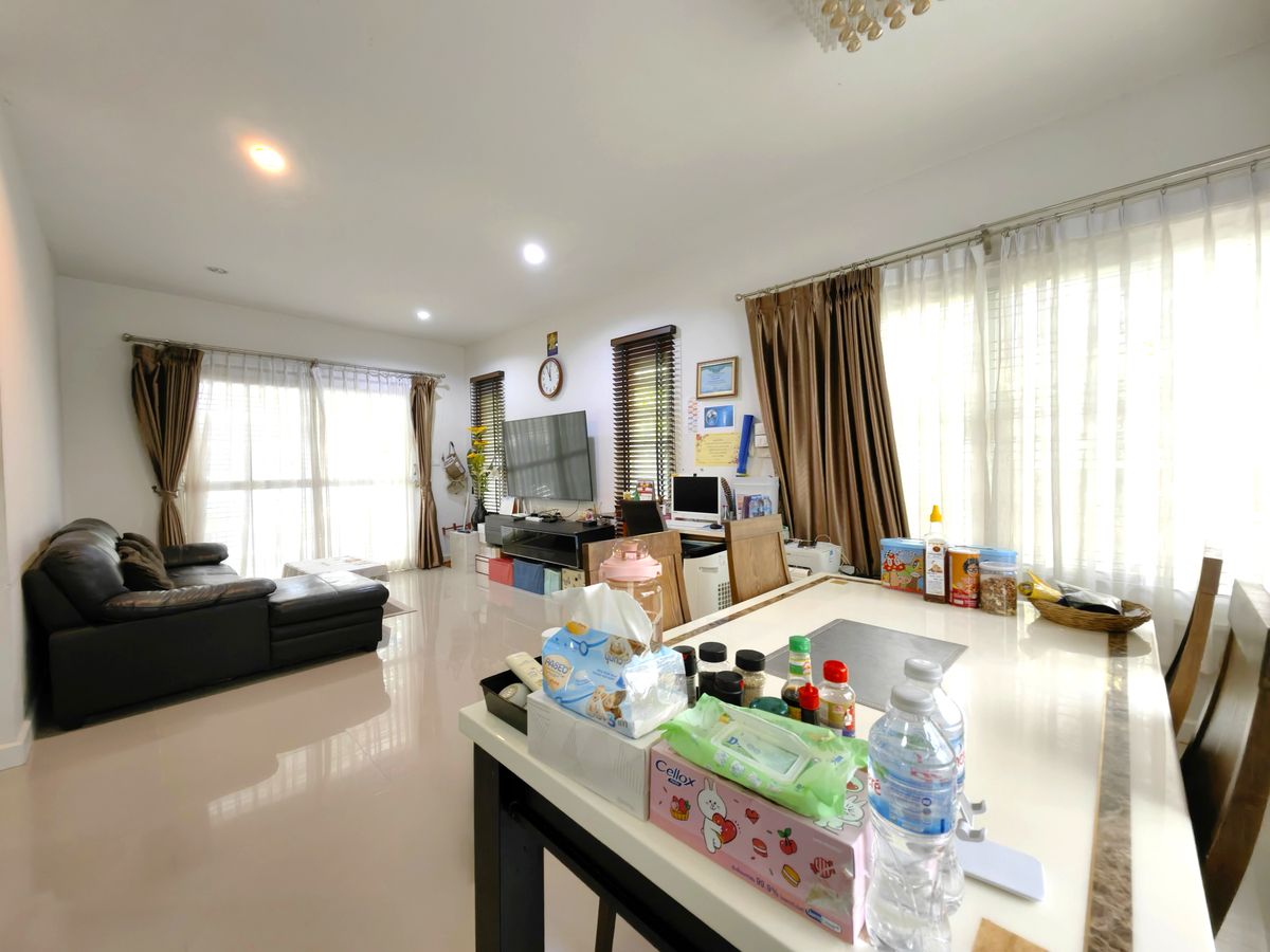 ขายบ้านนวมินทร์ รามอินทรา : บ้านแฝด 2 ชั้น อิคอนเนเจอร์ รามอินทรา 109 ใกล้ถนนรามอินทรา ใกล้รถไฟฟ้าสายสีชมพู แถมเฟอร์พร้อมเข้าอยู่ได้เลย ถูกสุดในโครงการ