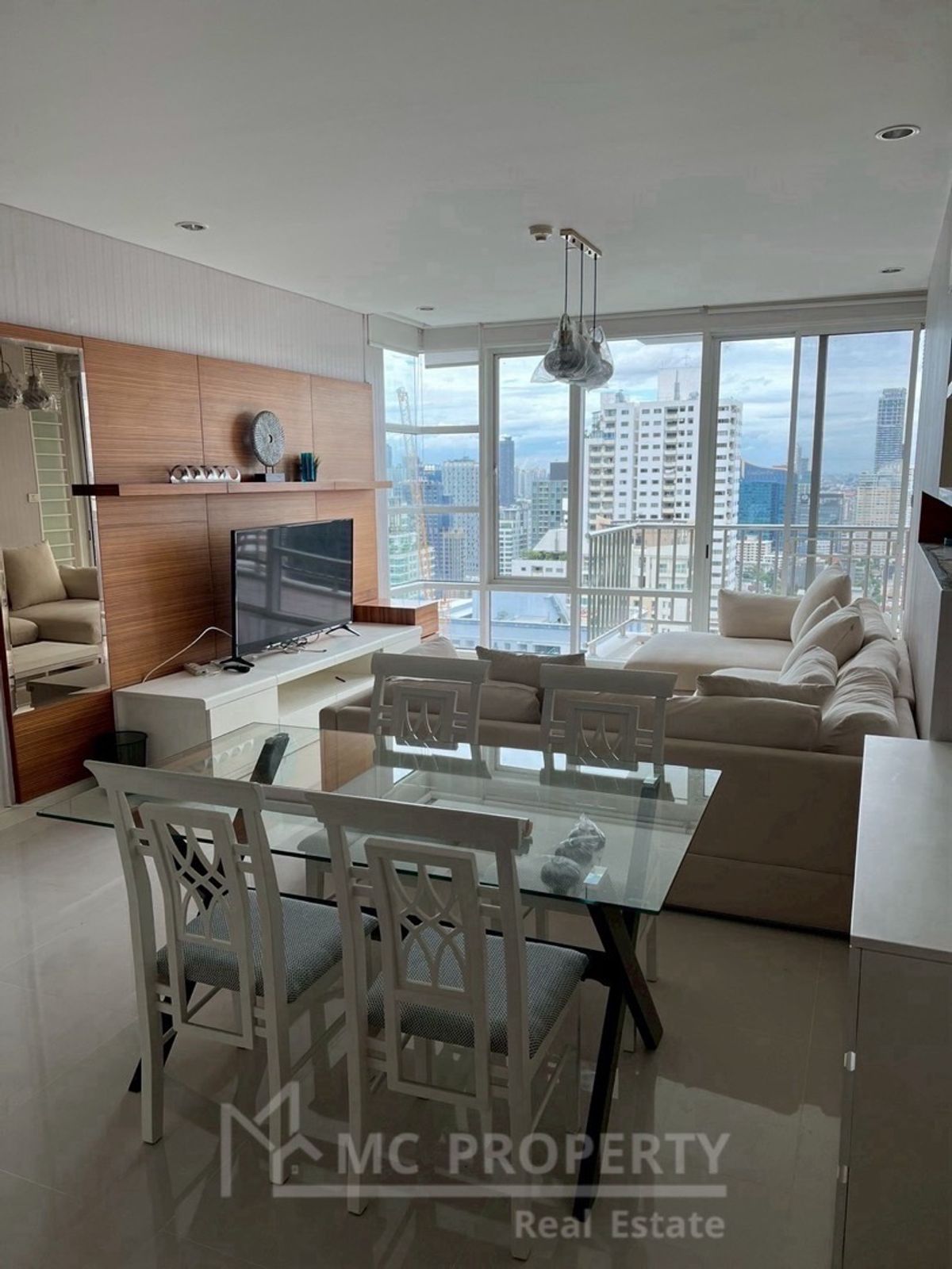 ให้เช่าคอนโดสุขุมวิท อโศก ทองหล่อ : Fullerton 2 ห้องนอน 96sqm ให้เช่าเพียง 75,000 กรุณาติดต่อ 0816878954