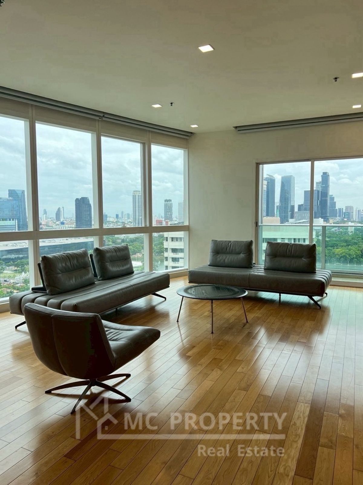 ให้เช่าคอนโดสุขุมวิท อโศก ทองหล่อ : Millenium Residence 3 ห้องนอน 193sqm ให้เช่าเพียง 120,000 โปรดติดต่อ 0816878954