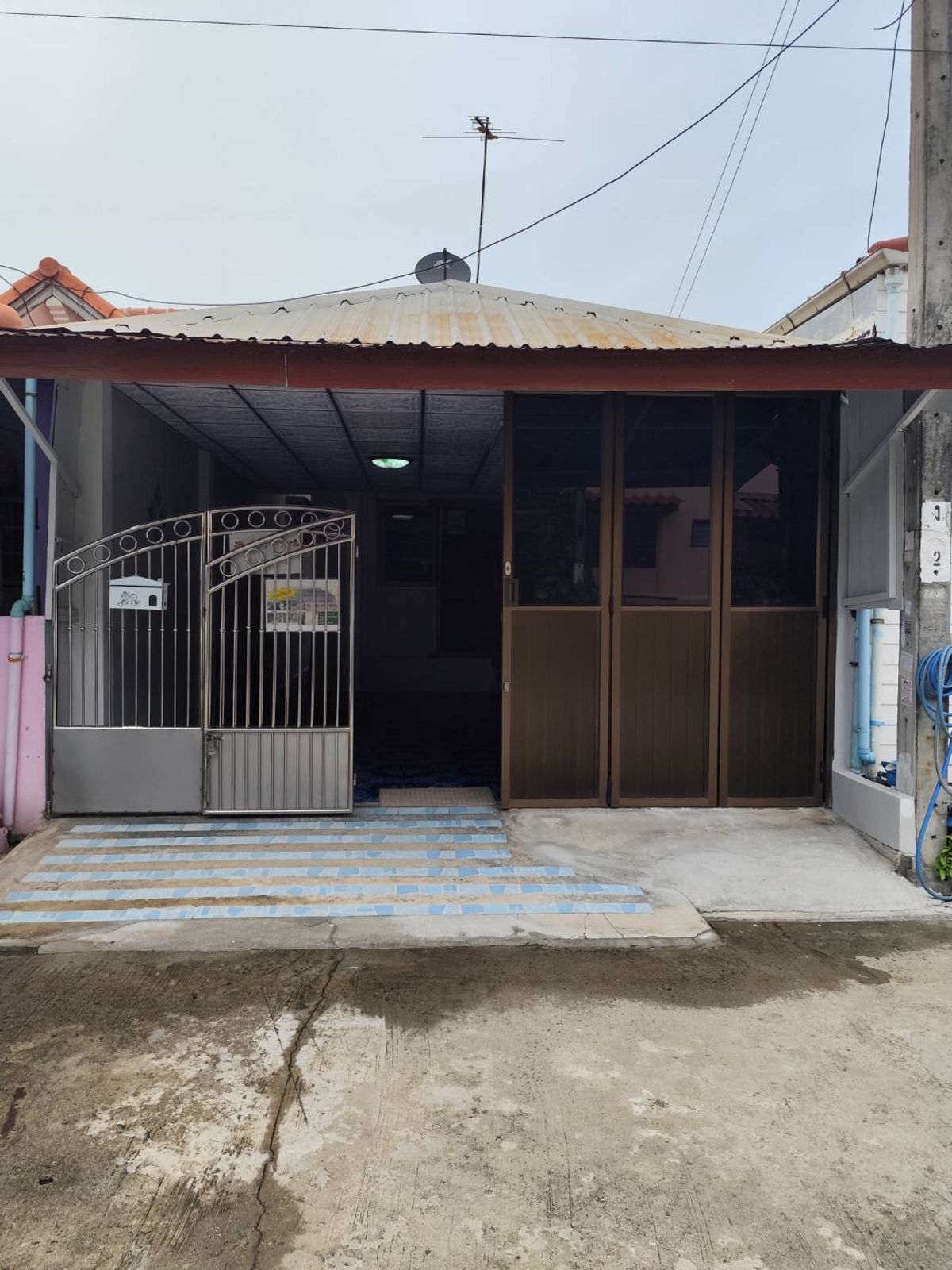 ขายบ้านลาดกระบัง สุวรรณภูมิ : วัฒนา1 สังฆประชา9 หนองจอก บ้านชั้นเดียว 23ตร.ว. ต้นโครงการ รีโนเวทใหม่ แถม แอร์2เครื่อง  ขายต่ำกว่าประเมิน ฟรีโอน 