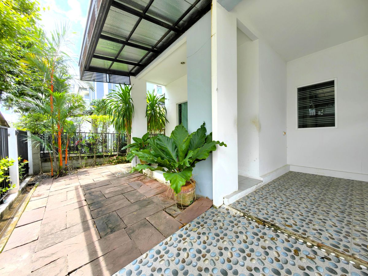 ขายบ้านนวมินทร์ รามอินทรา : บ้านแฝด 2 ชั้น อิคอนเนเจอร์ รามอินทรา 109 ใกล้ถนนรามอินทรา ใกล้รถไฟฟ้าสายสีชมพู แถมเฟอร์พร้อมเข้าอยู่ได้เลย ถูกสุดในโครงการ