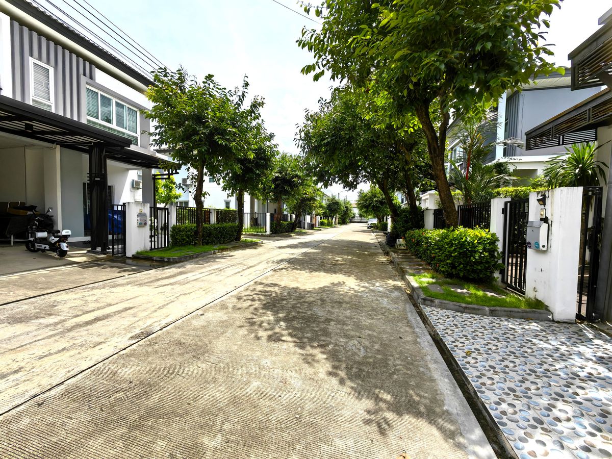 ขายบ้านนวมินทร์ รามอินทรา : บ้านแฝด 2 ชั้น อิคอนเนเจอร์ รามอินทรา 109 ใกล้ถนนรามอินทรา ใกล้รถไฟฟ้าสายสีชมพู แถมเฟอร์พร้อมเข้าอยู่ได้เลย ถูกสุดในโครงการ