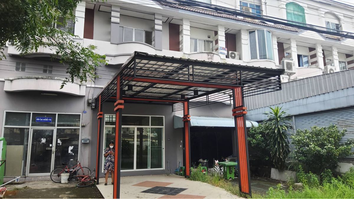 ขายอาคารพาณิชย์มีนบุรี-ร่มเกล้า : อาคารพาณิชย์3ชั้น ครึ่ง 26ตร.ว. ติดถนนสุวินทวงค์ ต้นโครงการ  รีโนเวทใหม่ ใกล้รถไฟฟ้า เหมาะทำการค้า ธุรกิจ