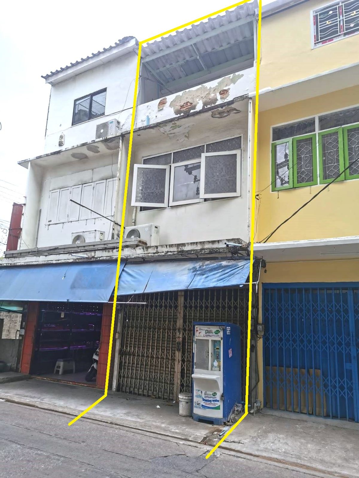 For SaleShop HousePinklao, Charansanitwong : Very cheap for sale, good location, 3 -story commercial building, 13 square meters, Soi Charan Sanitwong 28, Bangkok Noi, near MRT, flashlight