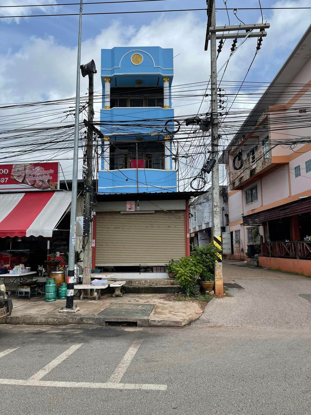 ขายอาคารพาณิชย์สกลนคร : 🏢✨ ขายตึกพาณิชย์ 3 ชั้น พร้อมดาดฟ้า ทำเลทองตรงข้ามตลาดโต้รุ่ง ใกล้ ม.ราชภัฏสกล ✨🏢