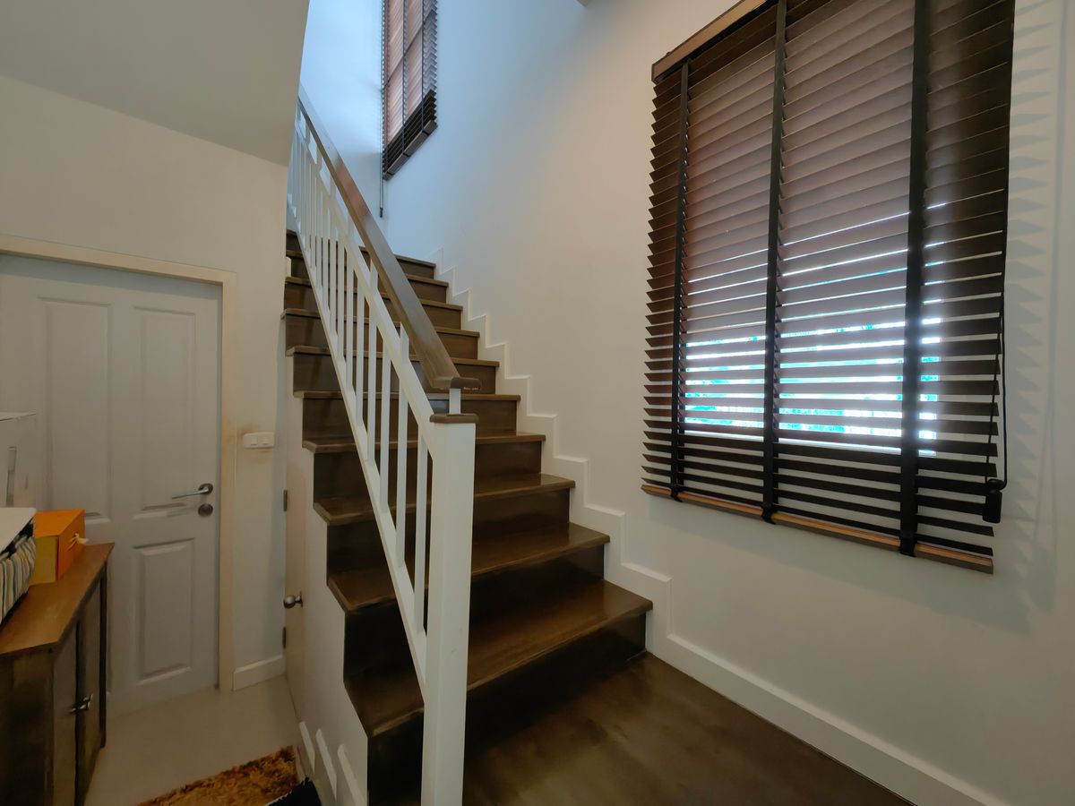 ขายบ้านนวมินทร์ รามอินทรา : บ้านแฝด 2 ชั้น อิคอนเนเจอร์ รามอินทรา 109 ใกล้ถนนรามอินทรา ใกล้รถไฟฟ้าสายสีชมพู แถมเฟอร์พร้อมเข้าอยู่ได้เลย ถูกสุดในโครงการ