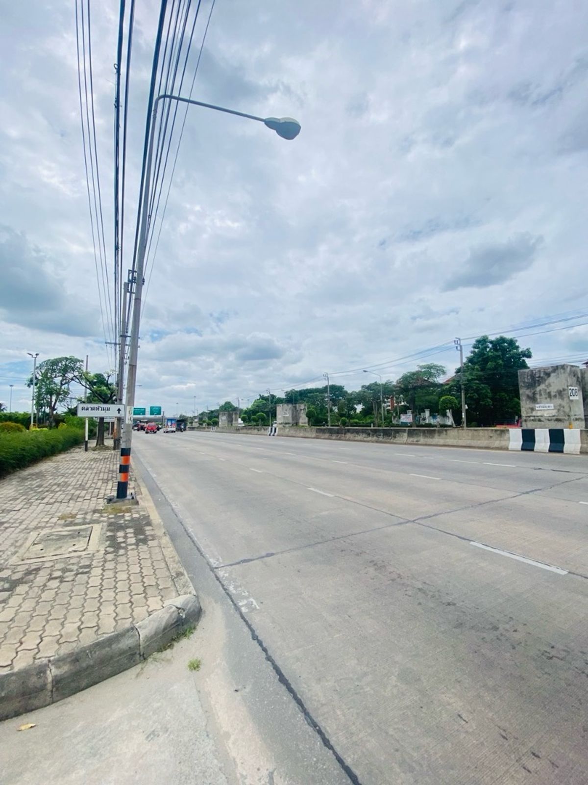 ให้เช่าที่ดินเกษตร นวมินทร์ ลาดปลาเค้า : เกษตร–นวมินทร์ ให้เช่าที่ดินระยะยาว ติดถนนใหญ่ ประเสริฐมนูกิจ ทำเลทองที่นักลงทุนและเจ้าของกิจการต้องจับตามอง!เนื้อที่ 4-1-18 ไร่ (1,718 ตร.วา) | หน้ากว้าง 108 เมตร | ผังสีเหลือง