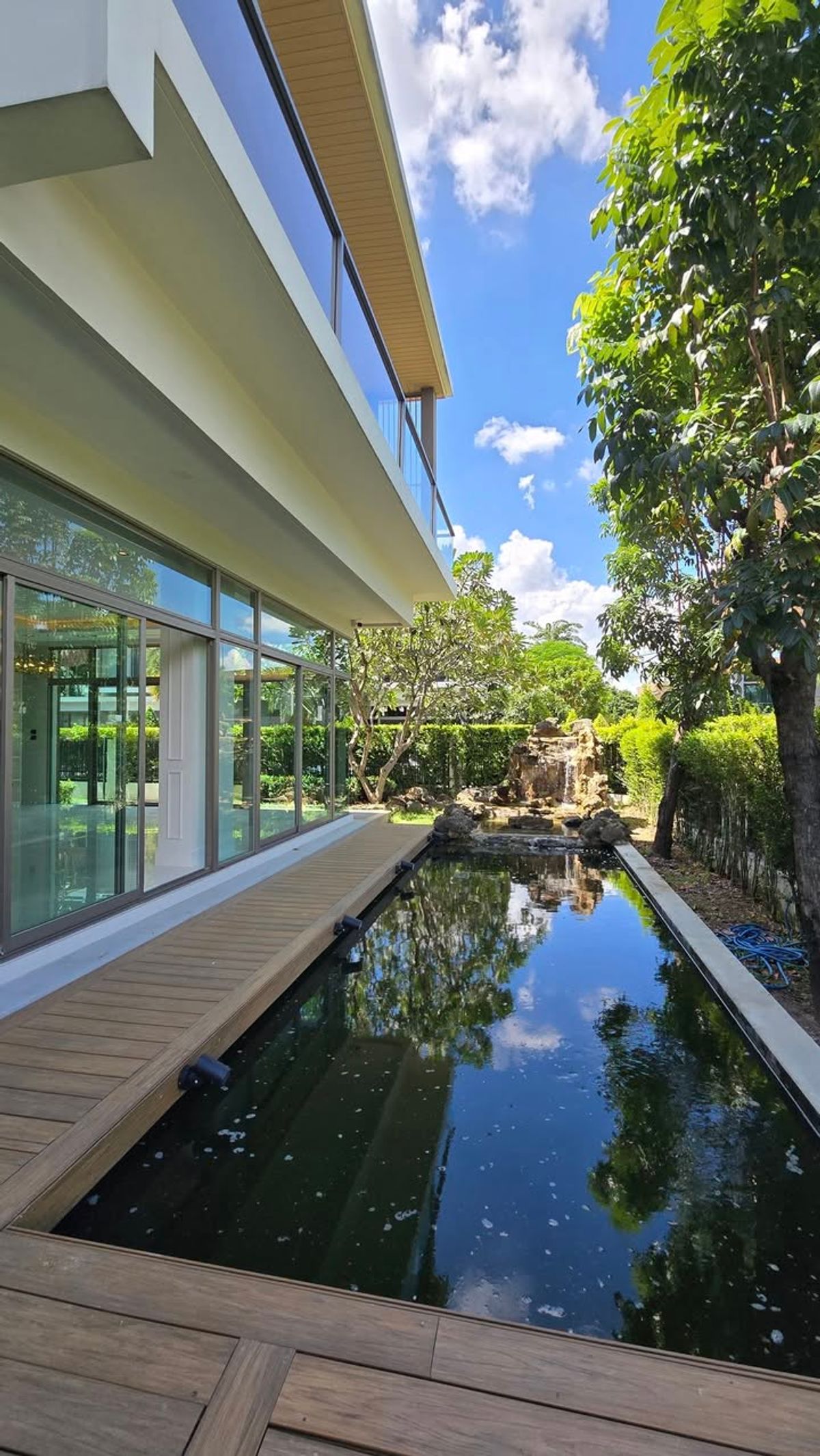 ขายบ้านมีนบุรี-ร่มเกล้า : ลดแรงที่สุดจาก 49.9 ล้านบาท เหลือเพียง 39.9 ล้านบาท . บ้านใหม่ยังไม่เคยเข้าอยู่ บิวท์อินหรูมูลค่าเกือบ 10 ล้านบาท . Perfect Masterpiece Century Ramkhamhaeng 164 บ้านเดี่ยวหรู หลังมุม ทำเลดีที่สุดในโครงการ ใกล้ MRT สายสีส้ม | ติดสวนส่วนกลาง 