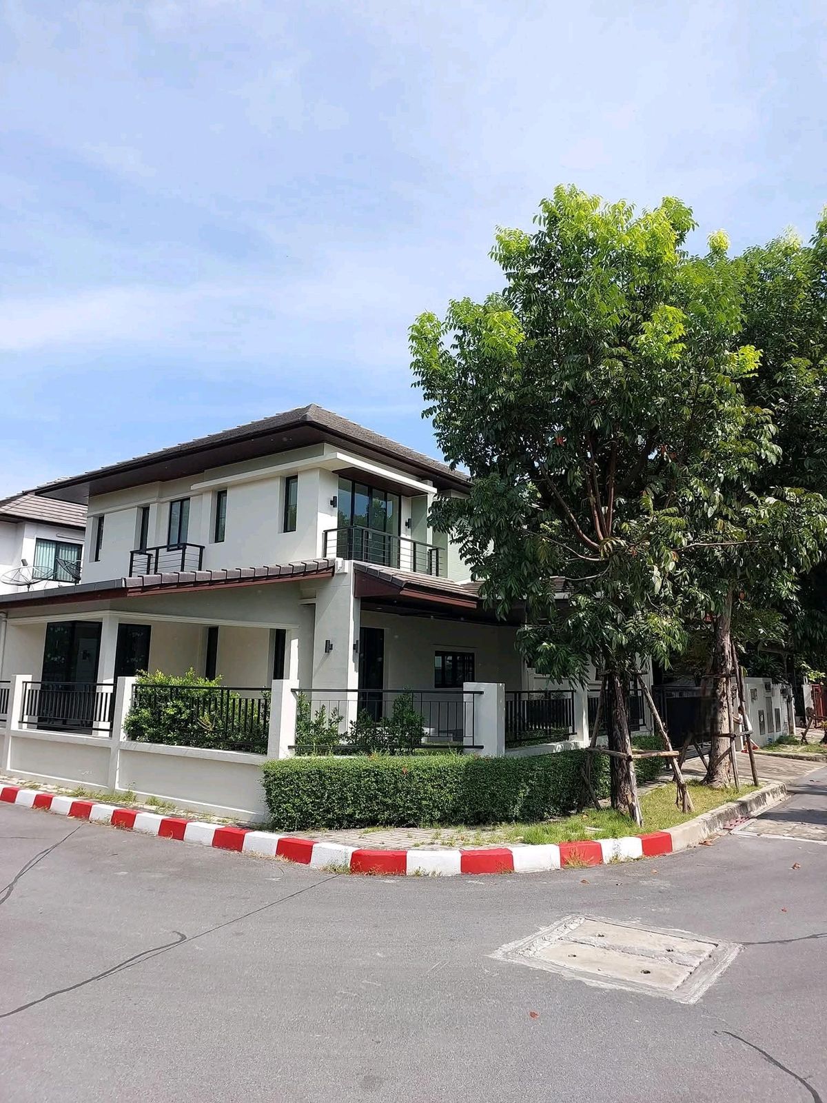 บ้านบางนา แบริ่ง ลาซาล : 🔥ขาย / ให้เช่า บ้านแปลงมุม 300 ตร.ม รีโนเวทใหม่ พร้อมอยู่ 10.5 ล้าน ‼️