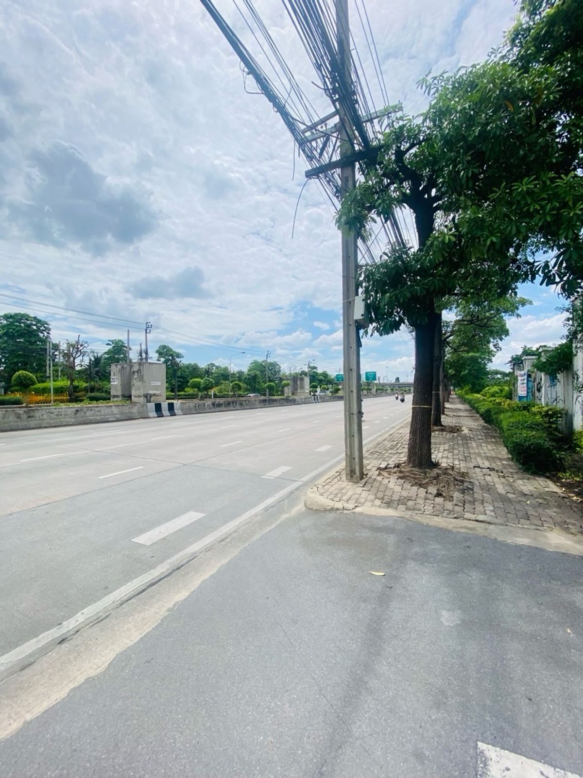 ให้เช่าที่ดินเกษตร นวมินทร์ ลาดปลาเค้า : ติดถนนใหญ่ ประเสริฐมนูกิจ เกษตร–นวมินทร์ เนื้อที่ 189 ตร.วา | หน้ากว้าง | ผังสีเหลือง