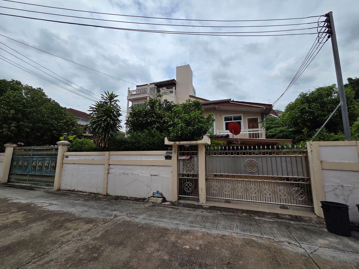 For SaleHousePinklao, Charansanitwong : 2 large detached houses, planting together, land 141 sq.m.