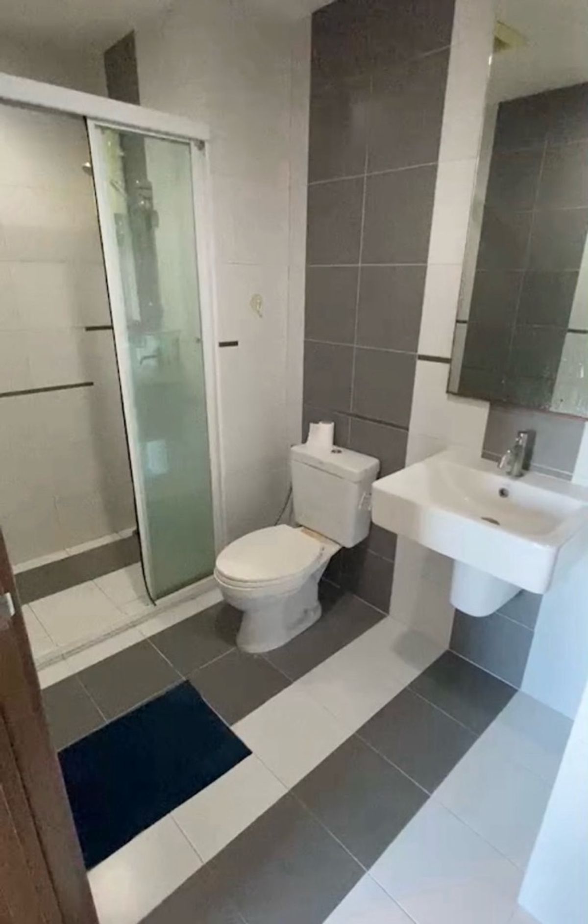 For SaleCondoOnnut, Udomsuk : Sell The Base S77 Building B 35 sq.m. Floor 8, large room, beautiful view, D -D -NS Onnut and Department Store. Stay or invest is very worth the price of 3,300,000 baht.