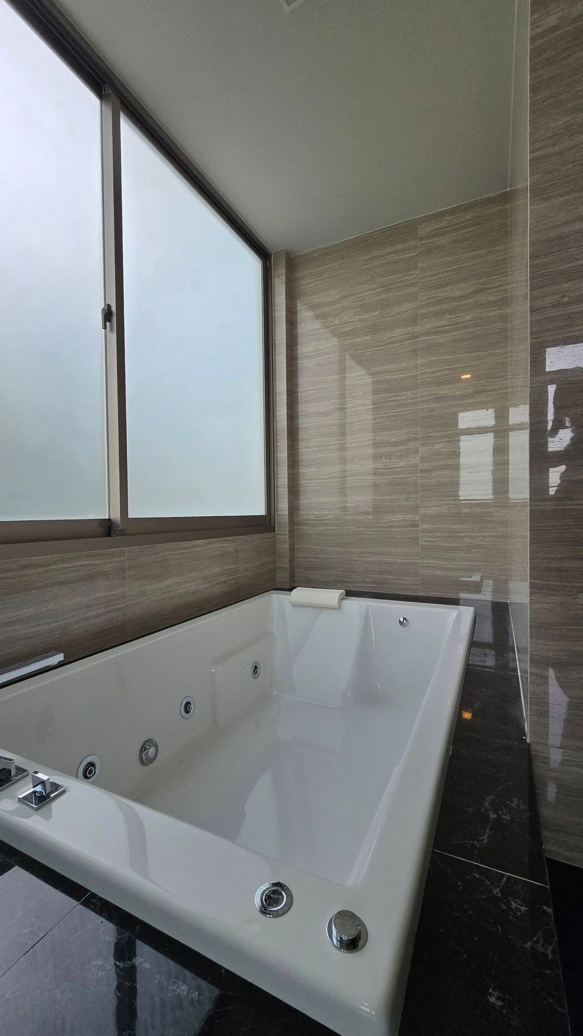 ขายบ้านมีนบุรี-ร่มเกล้า : ลดแรงที่สุดจาก 49.9 ล้านบาท เหลือเพียง 39.9 ล้านบาท . บ้านใหม่ยังไม่เคยเข้าอยู่ บิวท์อินหรูมูลค่าเกือบ 10 ล้านบาท . Perfect Masterpiece Century Ramkhamhaeng 164 บ้านเดี่ยวหรู หลังมุม ทำเลดีที่สุดในโครงการ ใกล้ MRT สายสีส้ม | ติดสวนส่วนกลาง 