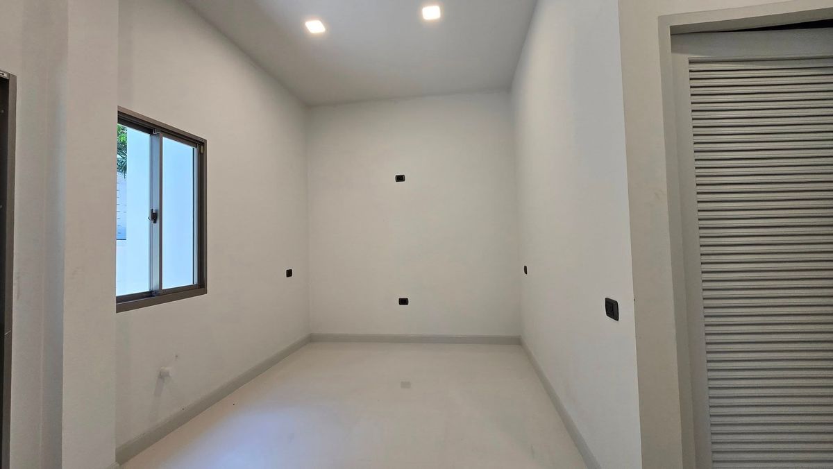 ขายบ้านมีนบุรี-ร่มเกล้า : ลดแรงที่สุดจาก 49.9 ล้านบาท เหลือเพียง 39.9 ล้านบาท . บ้านใหม่ยังไม่เคยเข้าอยู่ บิวท์อินหรูมูลค่าเกือบ 10 ล้านบาท . Perfect Masterpiece Century Ramkhamhaeng 164 บ้านเดี่ยวหรู หลังมุม ทำเลดีที่สุดในโครงการ ใกล้ MRT สายสีส้ม | ติดสวนส่วนกลาง 