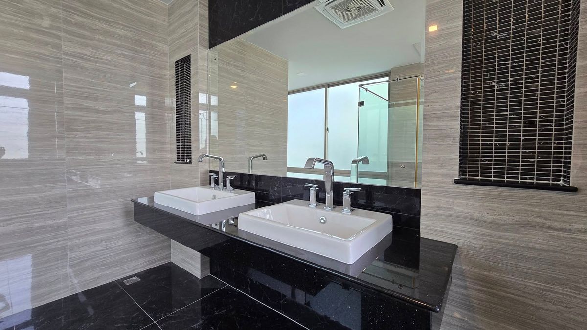 ขายบ้านมีนบุรี-ร่มเกล้า : ลดแรงที่สุดจาก 49.9 ล้านบาท เหลือเพียง 39.9 ล้านบาท . บ้านใหม่ยังไม่เคยเข้าอยู่ บิวท์อินหรูมูลค่าเกือบ 10 ล้านบาท . Perfect Masterpiece Century Ramkhamhaeng 164 บ้านเดี่ยวหรู หลังมุม ทำเลดีที่สุดในโครงการ ใกล้ MRT สายสีส้ม | ติดสวนส่วนกลาง 