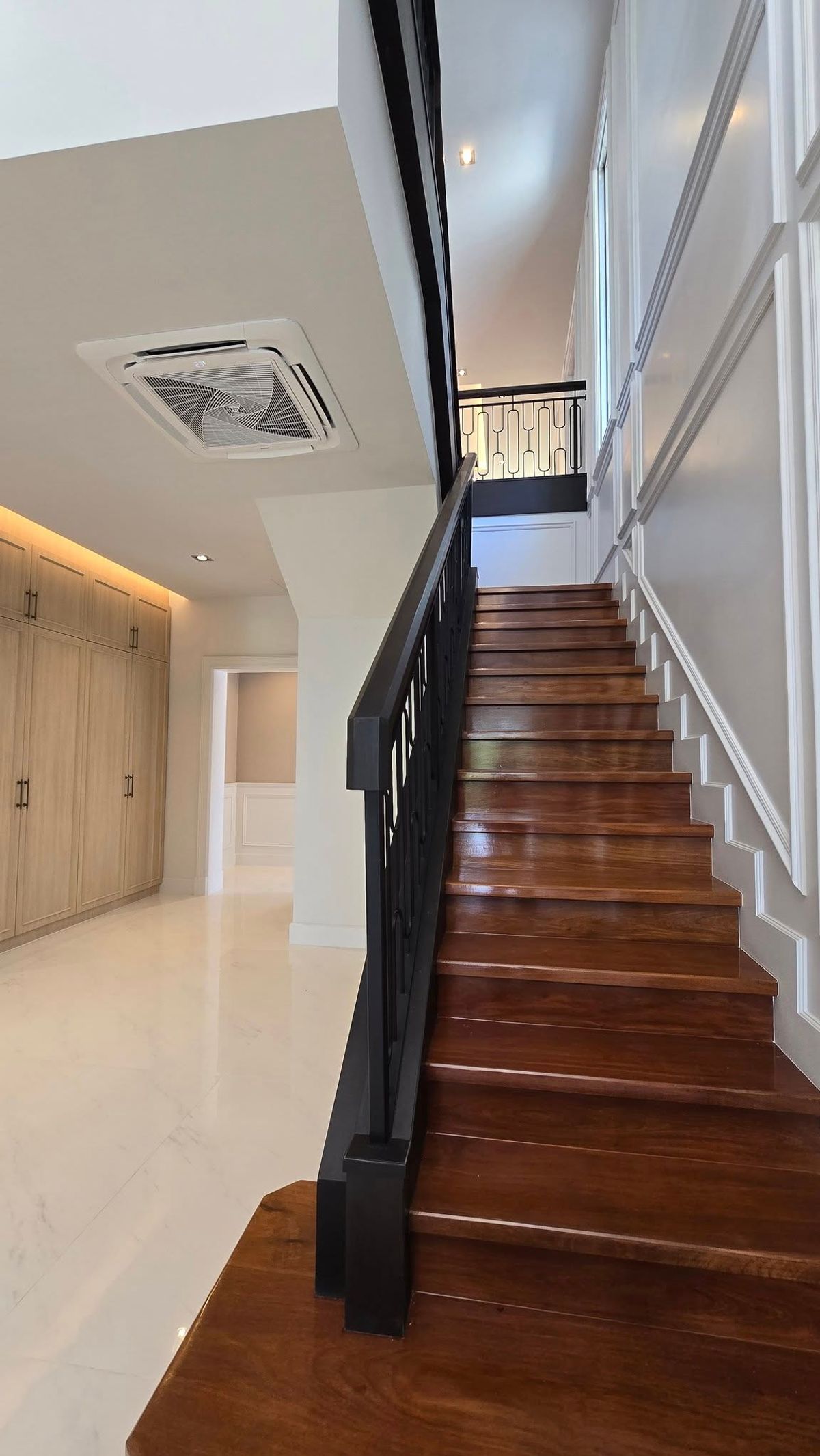 ขายบ้านมีนบุรี-ร่มเกล้า : ลดแรงที่สุดจาก 49.9 ล้านบาท เหลือเพียง 39.9 ล้านบาท . บ้านใหม่ยังไม่เคยเข้าอยู่ บิวท์อินหรูมูลค่าเกือบ 10 ล้านบาท . Perfect Masterpiece Century Ramkhamhaeng 164 บ้านเดี่ยวหรู หลังมุม ทำเลดีที่สุดในโครงการ ใกล้ MRT สายสีส้ม | ติดสวนส่วนกลาง 