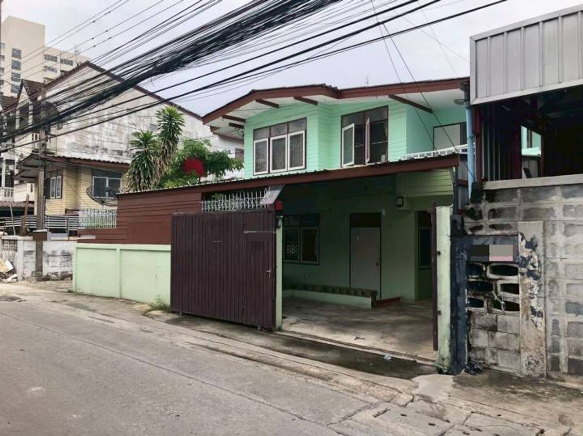 For RentHouseRatchadapisek, Huaikwang, Suttisan : 2 storey detached house for rent Near BTS Ari Furniture air There are 3 bedrooms, 2 bathrooms. Rental price 25,000 baht per month