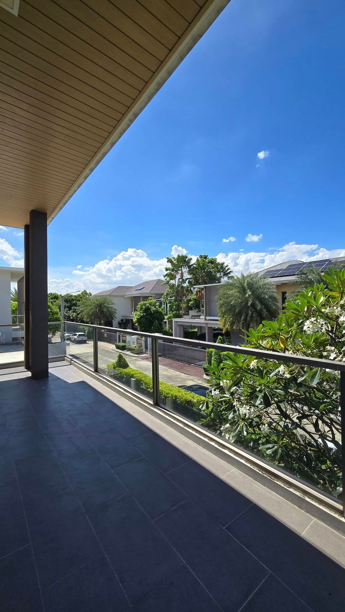 ขายบ้านมีนบุรี-ร่มเกล้า : ลดแรงที่สุดจาก 49.9 ล้านบาท เหลือเพียง 39.9 ล้านบาท . บ้านใหม่ยังไม่เคยเข้าอยู่ บิวท์อินหรูมูลค่าเกือบ 10 ล้านบาท . Perfect Masterpiece Century Ramkhamhaeng 164 บ้านเดี่ยวหรู หลังมุม ทำเลดีที่สุดในโครงการ ใกล้ MRT สายสีส้ม | ติดสวนส่วนกลาง 