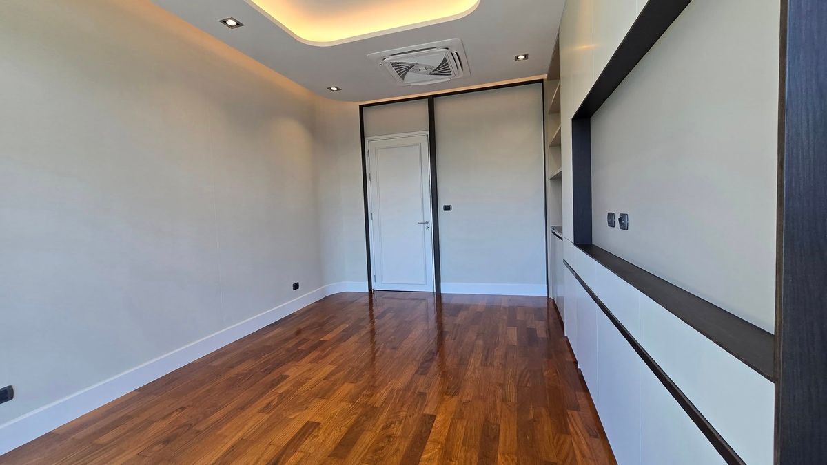 ขายบ้านมีนบุรี-ร่มเกล้า : ลดแรงที่สุดจาก 49.9 ล้านบาท เหลือเพียง 39.9 ล้านบาท . บ้านใหม่ยังไม่เคยเข้าอยู่ บิวท์อินหรูมูลค่าเกือบ 10 ล้านบาท . Perfect Masterpiece Century Ramkhamhaeng 164 บ้านเดี่ยวหรู หลังมุม ทำเลดีที่สุดในโครงการ ใกล้ MRT สายสีส้ม | ติดสวนส่วนกลาง 