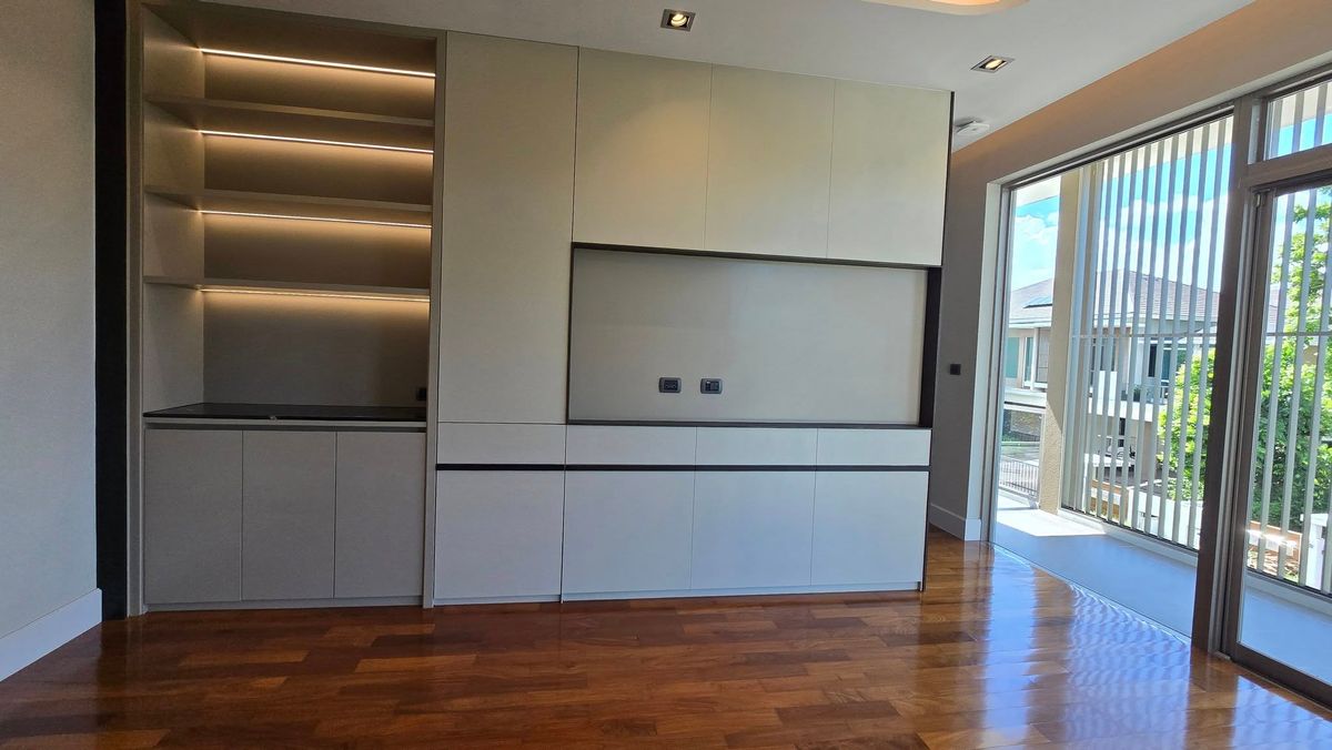 ขายบ้านมีนบุรี-ร่มเกล้า : ลดแรงที่สุดจาก 49.9 ล้านบาท เหลือเพียง 39.9 ล้านบาท . บ้านใหม่ยังไม่เคยเข้าอยู่ บิวท์อินหรูมูลค่าเกือบ 10 ล้านบาท . Perfect Masterpiece Century Ramkhamhaeng 164 บ้านเดี่ยวหรู หลังมุม ทำเลดีที่สุดในโครงการ ใกล้ MRT สายสีส้ม | ติดสวนส่วนกลาง 