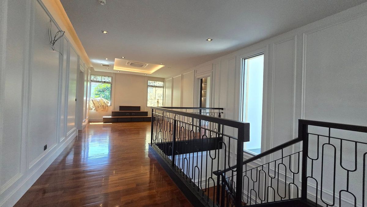 ขายบ้านมีนบุรี-ร่มเกล้า : ลดแรงที่สุดจาก 49.9 ล้านบาท เหลือเพียง 39.9 ล้านบาท . บ้านใหม่ยังไม่เคยเข้าอยู่ บิวท์อินหรูมูลค่าเกือบ 10 ล้านบาท . Perfect Masterpiece Century Ramkhamhaeng 164 บ้านเดี่ยวหรู หลังมุม ทำเลดีที่สุดในโครงการ ใกล้ MRT สายสีส้ม | ติดสวนส่วนกลาง 