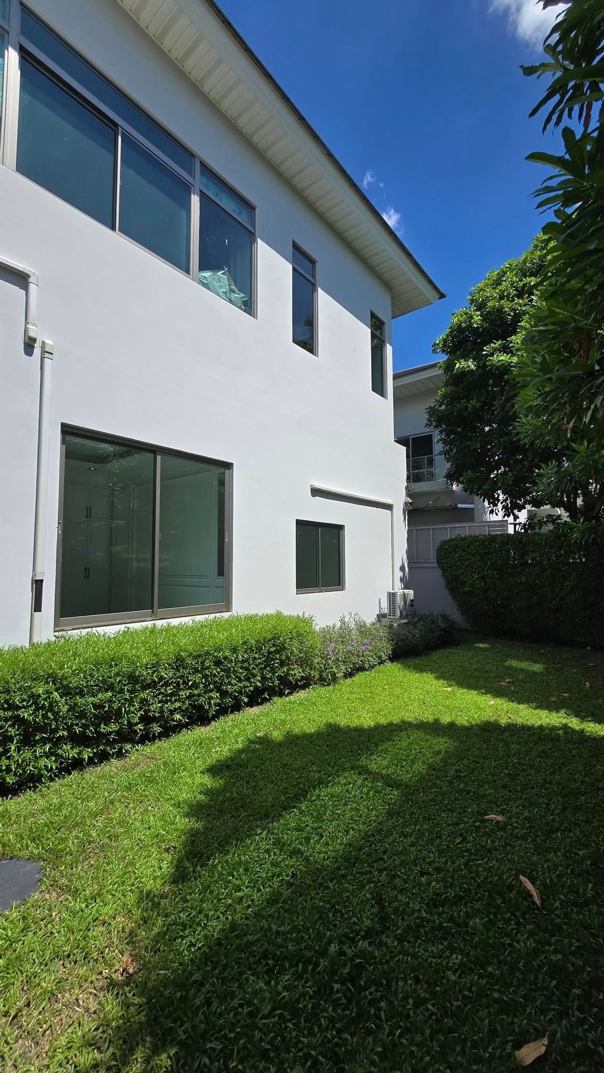 ขายบ้านมีนบุรี-ร่มเกล้า : ลดแรงที่สุดจาก 49.9 ล้านบาท เหลือเพียง 39.9 ล้านบาท . บ้านใหม่ยังไม่เคยเข้าอยู่ บิวท์อินหรูมูลค่าเกือบ 10 ล้านบาท . Perfect Masterpiece Century Ramkhamhaeng 164 บ้านเดี่ยวหรู หลังมุม ทำเลดีที่สุดในโครงการ ใกล้ MRT สายสีส้ม | ติดสวนส่วนกลาง 