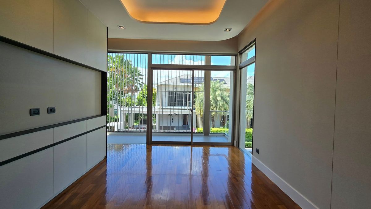 ขายบ้านมีนบุรี-ร่มเกล้า : ลดแรงที่สุดจาก 49.9 ล้านบาท เหลือเพียง 39.9 ล้านบาท . บ้านใหม่ยังไม่เคยเข้าอยู่ บิวท์อินหรูมูลค่าเกือบ 10 ล้านบาท . Perfect Masterpiece Century Ramkhamhaeng 164 บ้านเดี่ยวหรู หลังมุม ทำเลดีที่สุดในโครงการ ใกล้ MRT สายสีส้ม | ติดสวนส่วนกลาง 