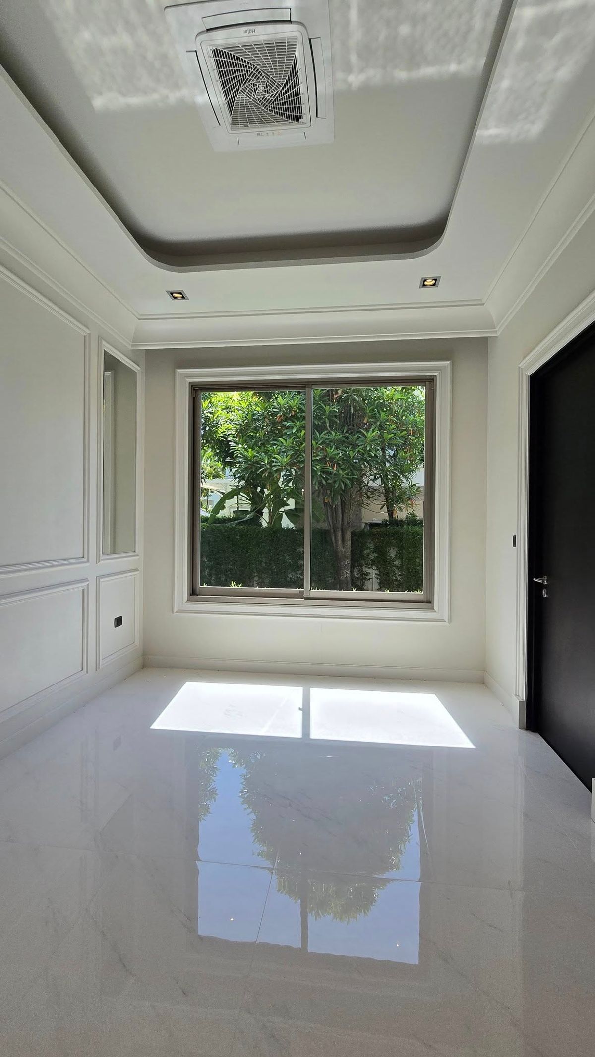 ขายบ้านมีนบุรี-ร่มเกล้า : ลดแรงที่สุดจาก 49.9 ล้านบาท เหลือเพียง 39.9 ล้านบาท . บ้านใหม่ยังไม่เคยเข้าอยู่ บิวท์อินหรูมูลค่าเกือบ 10 ล้านบาท . Perfect Masterpiece Century Ramkhamhaeng 164 บ้านเดี่ยวหรู หลังมุม ทำเลดีที่สุดในโครงการ ใกล้ MRT สายสีส้ม | ติดสวนส่วนกลาง 