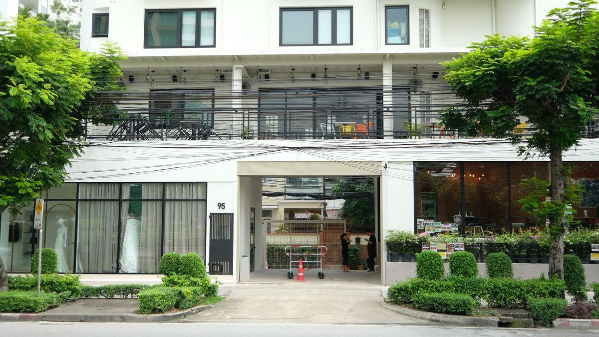ให้เช่าอาคารพาณิชย์สาทร นราธิวาส : พื้นที่ให้เช่าทำเลทองบนถนนนราธิวาสฯ (ใกล้สาทร)