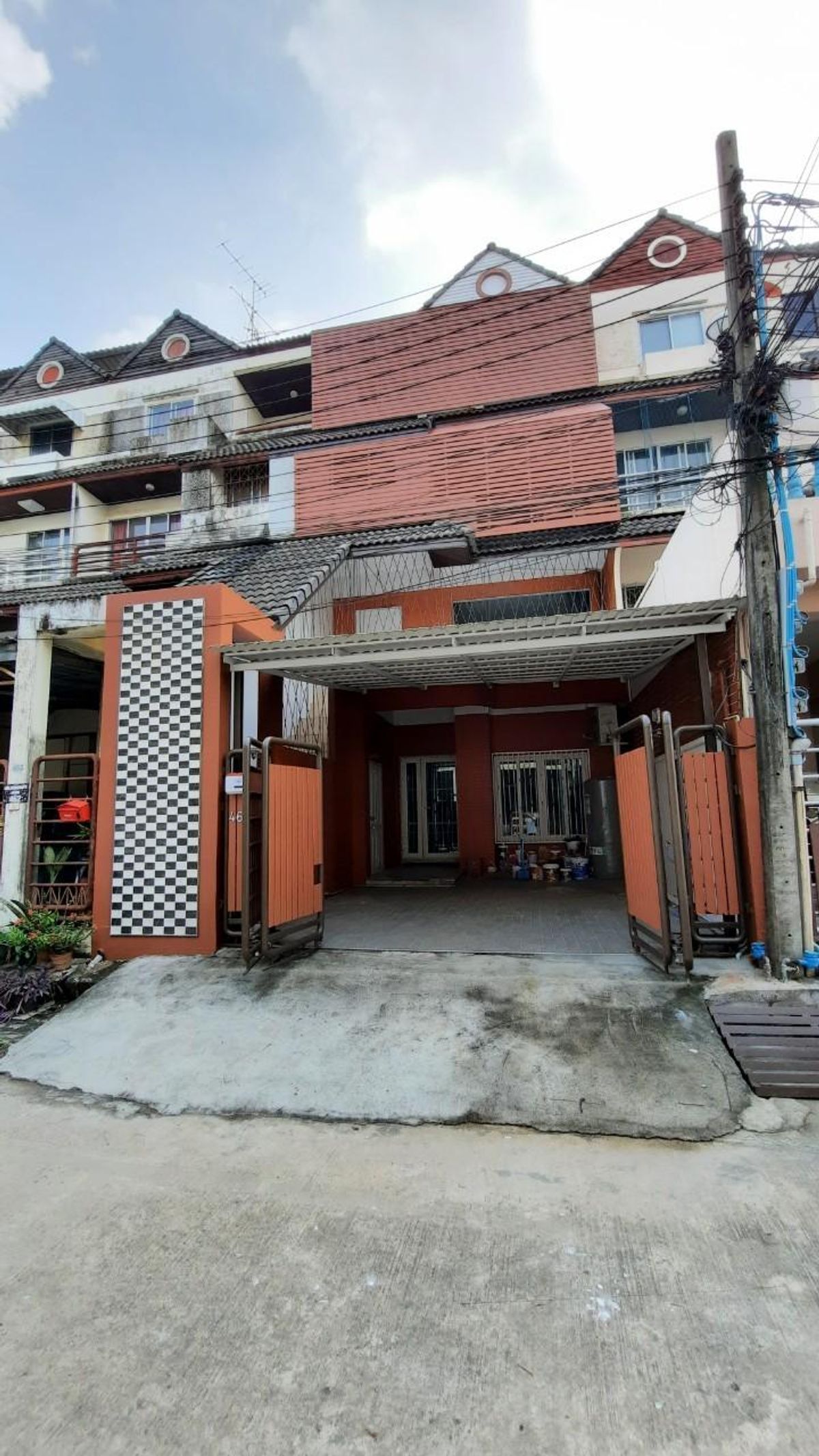 ขายทาวน์โฮมพัฒนาการ ศรีนครินทร์ : ขาย ทาวน์เฮ้าส์ 31.5 ตร.ว. หมู่บ้านวราธรวิลล์ Waratthon Ville 