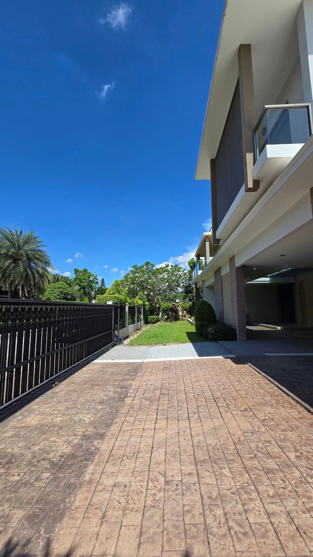 ขายบ้านมีนบุรี-ร่มเกล้า : ลดแรงที่สุดจาก 49.9 ล้านบาท เหลือเพียง 39.9 ล้านบาท . บ้านใหม่ยังไม่เคยเข้าอยู่ บิวท์อินหรูมูลค่าเกือบ 10 ล้านบาท . Perfect Masterpiece Century Ramkhamhaeng 164 บ้านเดี่ยวหรู หลังมุม ทำเลดีที่สุดในโครงการ ใกล้ MRT สายสีส้ม | ติดสวนส่วนกลาง 