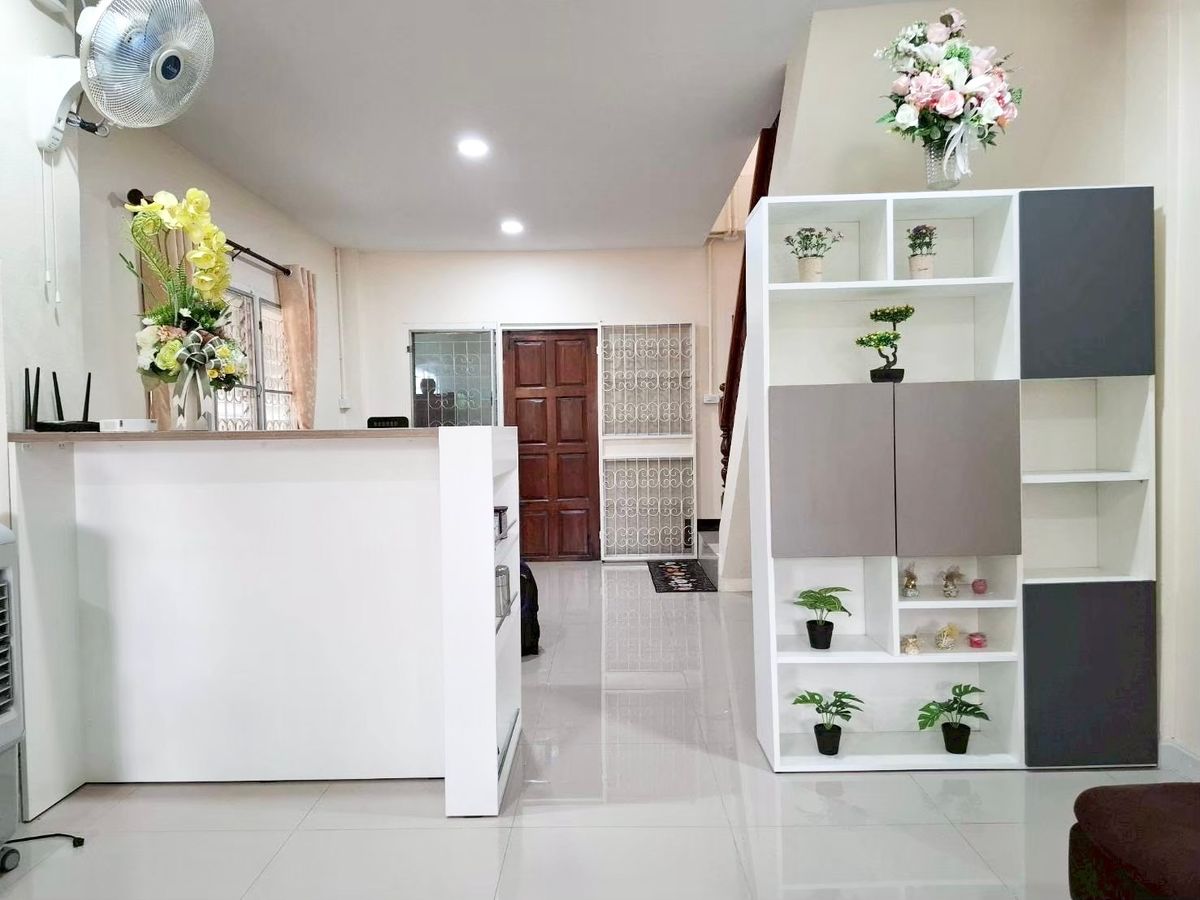 For SaleChiang Mai : Semi Detached Home, Newly Renovated, Near Airport, No flooding problem