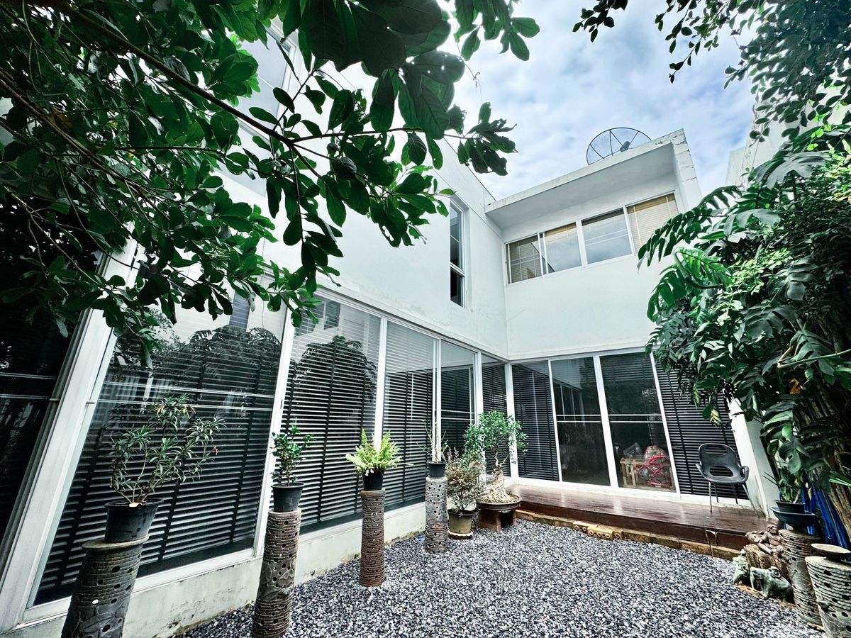 ขายบ้านลาดกระบัง สุวรรณภูมิ : ขายบ้านเดี่ยว Courtyard Villa พระราม 9 – วงแหวน ราคา 12,000,000 บาท — สภาพดีเยี่ยม พร้อมเข้าอยู่ทันที ออกแบบให้โอบล้อมสวน Courtyard กลางบ้าน ทำให้มองเห็นวิวสวนจากหลายมุมของบ้าน เพิ่มความสด