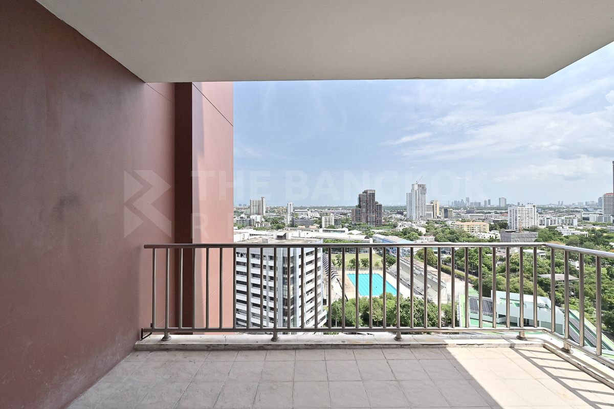 For RentHousePattanakan, Srinakarin : Burasiri Krungthep Kreetha 🌟 𝐄𝐱𝐜𝐥𝐮𝐬𝐢𝐯𝐞 𝐑𝐞𝐧𝐨𝐯𝐚𝐭𝐞𝐝 𝐇𝐨𝐮𝐬𝐞 in Prestigious Luxury Development 🏡