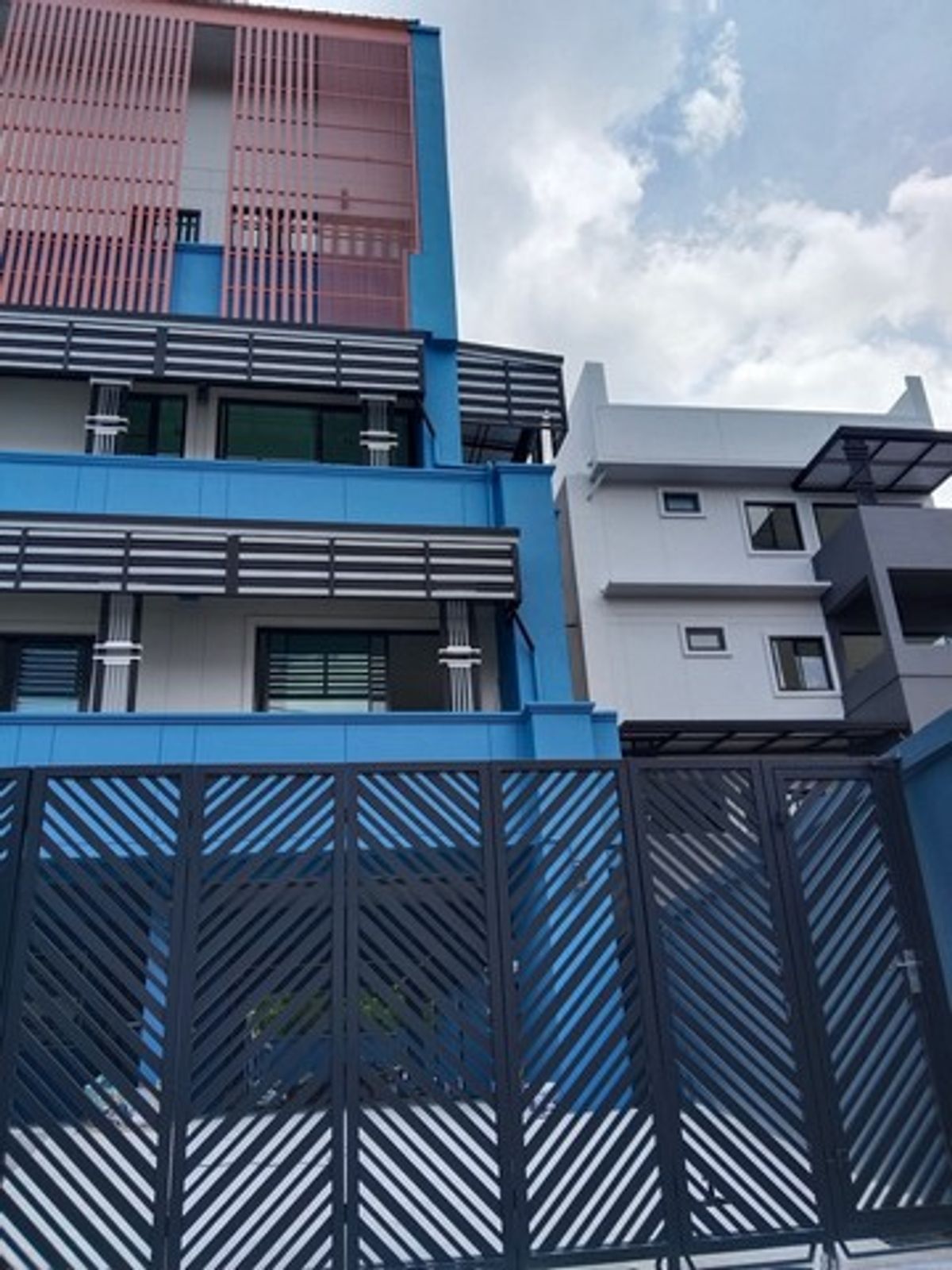 For RentHome OfficeRatchadapisek, Huaikwang, Suttisan : HR2739, a 4 -story home office for rent, convenient to travel between MRT Sutthisan and MRT Huai Khwang
