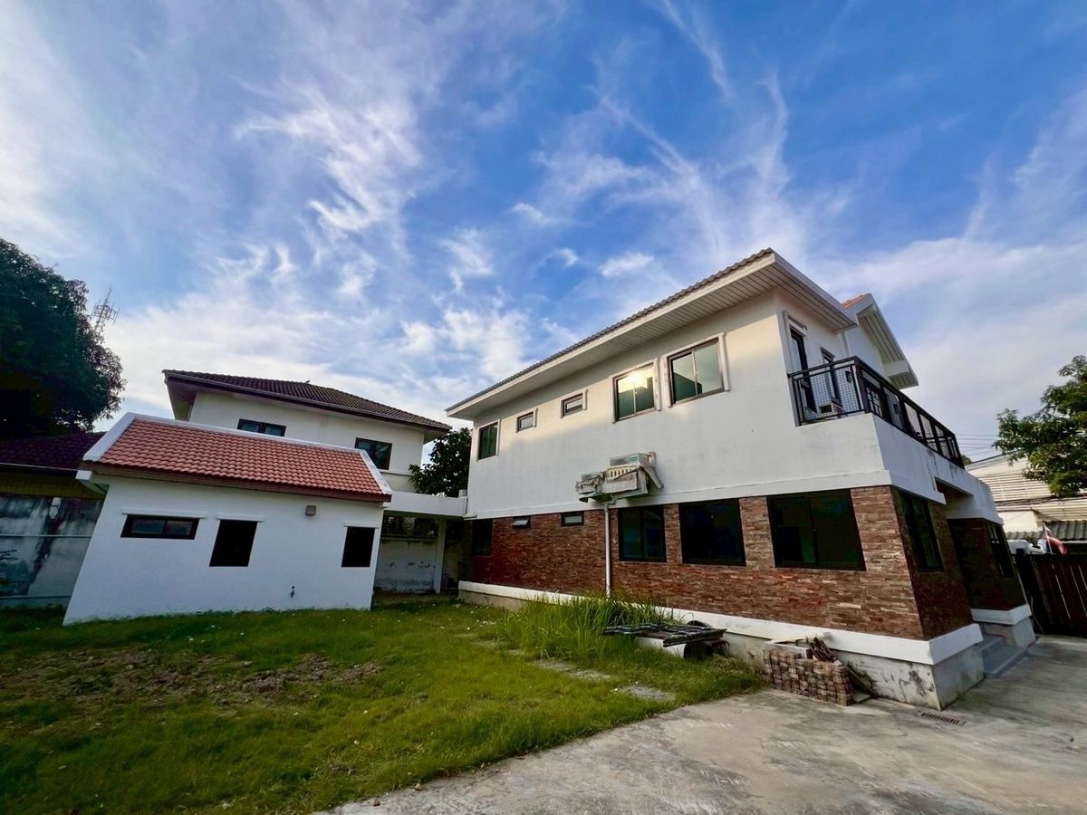 For RentHouseRama 8, Samsen, Ratchawat : 📢👇 Rare Opportunity!A charming classic-style house with a large land plot in the heart of Dusit, a peaceful and shady neighborhood with convenient access. Perfect for residential use, office, clinic, home office, or development into a boutique hotel or