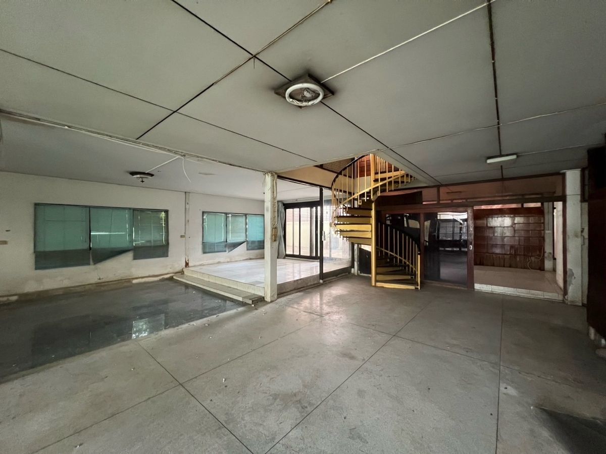 ให้เช่าร้านค้า/ตลาดนัดสุขุมวิท อโศก ทองหล่อ : ให้เช่าบ้านเดี่ยวเอกมัย และที่ดินเอกมัย 1 ไร่ ทำธุรกิจ ที่จอดรถมากว่า 30 คัน เหมาะ คาเฟ่ / ร้านอาหาร / สปา / โรงเรียน / สนามกีฬา / Community