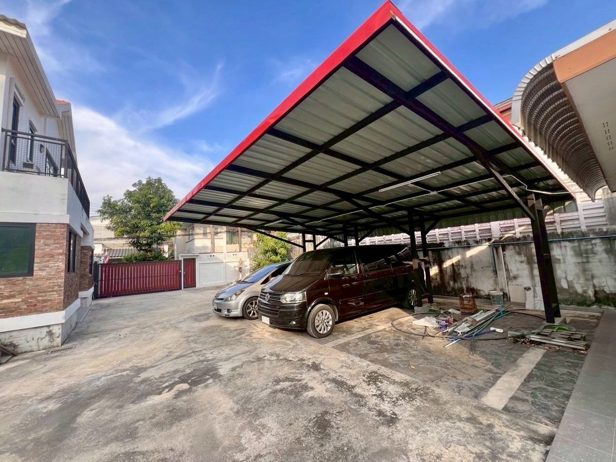 For RentHouseRama 8, Samsen, Ratchawat : 📢👇 Rare Opportunity!A charming classic-style house with a large land plot in the heart of Dusit, a peaceful and shady neighborhood with convenient access. Perfect for residential use, office, clinic, home office, or development into a boutique hotel or
