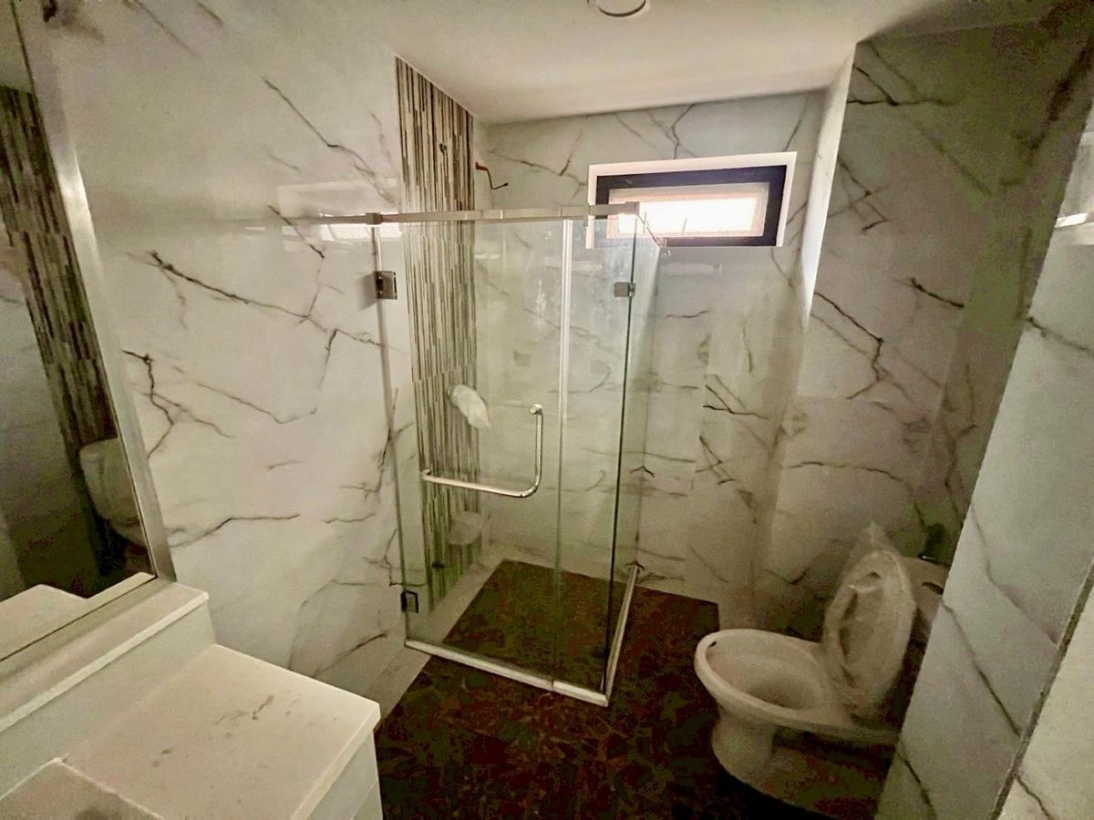 For RentHouseRama 8, Samsen, Ratchawat : 📢👇 Rare Opportunity!A charming classic-style house with a large land plot in the heart of Dusit, a peaceful and shady neighborhood with convenient access. Perfect for residential use, office, clinic, home office, or development into a boutique hotel or