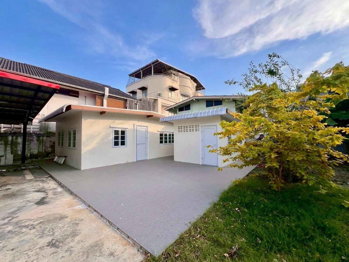 For RentHouseRama 8, Samsen, Ratchawat : 📢👇 Rare Opportunity!A charming classic-style house with a large land plot in the heart of Dusit, a peaceful and shady neighborhood with convenient access. Perfect for residential use, office, clinic, home office, or development into a boutique hotel or