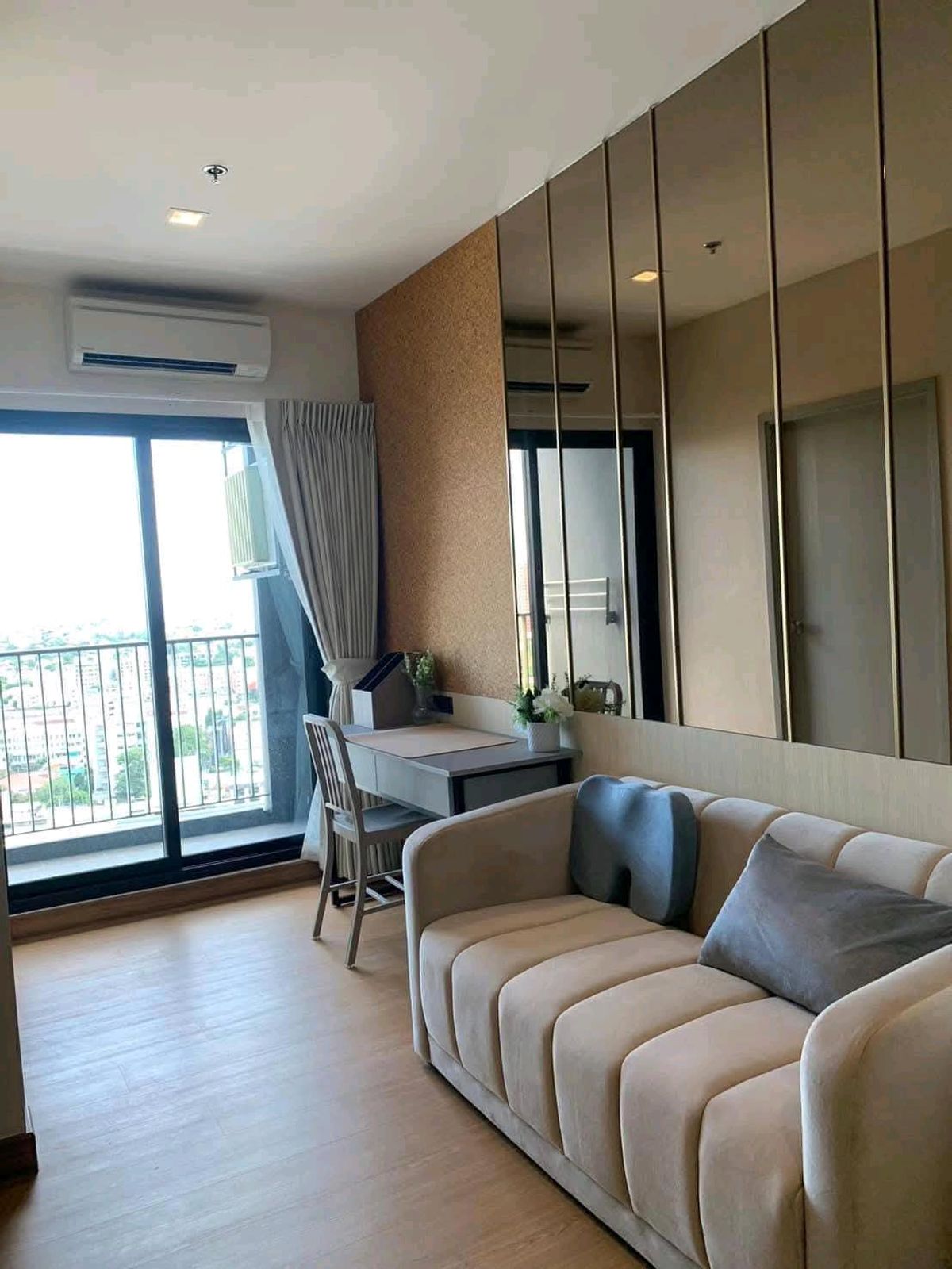 ให้เช่าคอนโดลาดพร้าว เซ็นทรัลลาดพร้าว : Chapter One Midtown ลาดพร้าว 24 – ห้อง Loft แต่งครบ หรูหรา วิวสูงชั้น 20 เพียง 100 ม. จาก MRT ลาดพร้าว ค่าเช่าเพียง 16,500 บาท/เดือน พร้อมเฟอร์นิเจอร์และเครื่องใช้ไฟฟ้าครบ ครบครันด้วยสิ่งอำนวยความสะดวก Sky Pool, Sky Fitness, Sky Lounge 