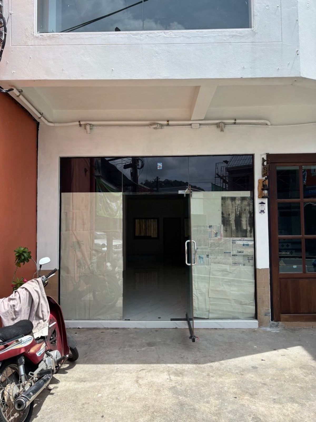เซ้งอาคารพาณิชย์ภูเก็ต : ปล่อยเซ้งตึก ในเมือง Phuket 
ถนนแม่หลวน ชั้นกระจกด้านล่าง1ชั้น และอาคาร4ชั้น+ดาดฟ้า ตึกพึ่งรีโนเวทใหม่ทั้งหมด เหมาะสำหรับการลงทุนสุดๆ