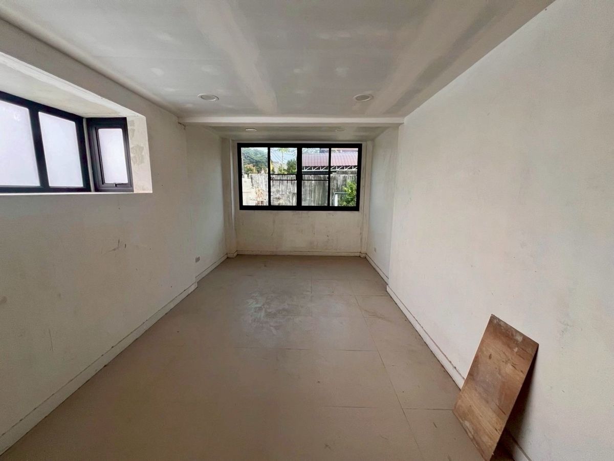 For RentHouseRama 8, Samsen, Ratchawat : 📢👇 Rare Opportunity!A charming classic-style house with a large land plot in the heart of Dusit, a peaceful and shady neighborhood with convenient access. Perfect for residential use, office, clinic, home office, or development into a boutique hotel or