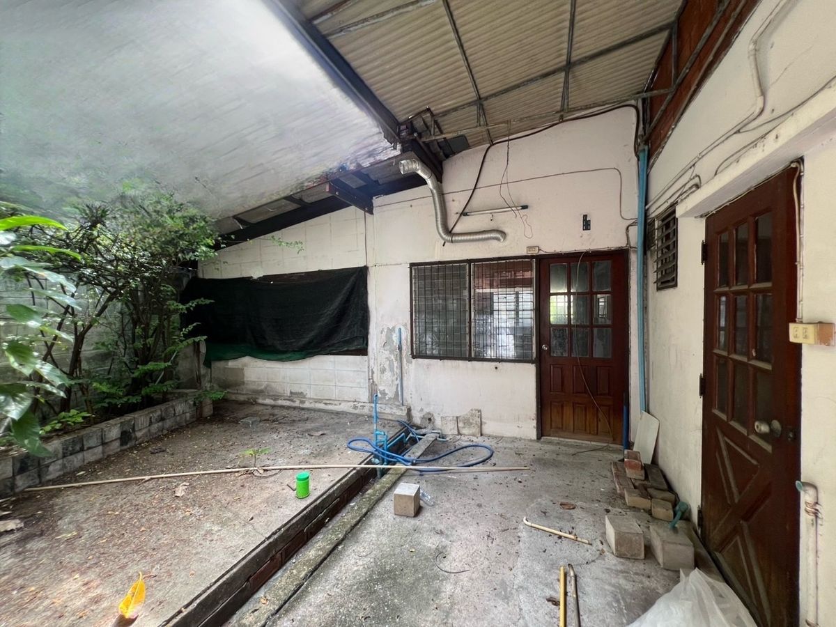 ให้เช่าร้านค้า/ตลาดนัดสุขุมวิท อโศก ทองหล่อ : ให้เช่าบ้านเดี่ยวเอกมัย และที่ดินเอกมัย 1 ไร่ ทำธุรกิจ ที่จอดรถมากว่า 30 คัน เหมาะ คาเฟ่ / ร้านอาหาร / สปา / โรงเรียน / สนามกีฬา / Community